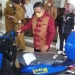 Wali Kota Gorontalo, Marten Taha saat menyerahkan bantuan motor kepada PLKB di Kota Gorontalo, Selasa (28/09/21). (Foto: Putra/Gopos)