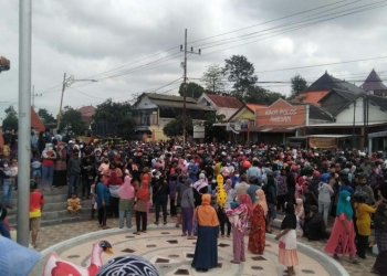 Masyarakat yang menunggu pembagian telur gratis di depan kantor Pemkab Blitar. (Foto: istimewa)