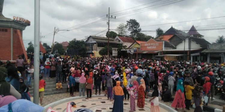 Masyarakat yang menunggu pembagian telur gratis di depan kantor Pemkab Blitar. (Foto: istimewa)