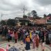Masyarakat yang menunggu pembagian telur gratis di depan kantor Pemkab Blitar. (Foto: istimewa)