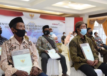 Perwakilan masyarakat penerima sertifikat tanah hasil redistribusi Tanah Objek Reforma Agraria (TORA), usai menghadiri penerimaan sertifikat yang diserahkan Presiden Joko Widodo secara virtual,  Rabu (22/9/2021). (Foto: Salman)