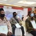 Perwakilan masyarakat penerima sertifikat tanah hasil redistribusi Tanah Objek Reforma Agraria (TORA), usai menghadiri penerimaan sertifikat yang diserahkan Presiden Joko Widodo secara virtual,  Rabu (22/9/2021). (Foto: Salman)