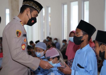 Kapolres Tulungagung saat memberikan sambutan kepada anak yatim. (Foto: dok. Polres Tulungagung)
