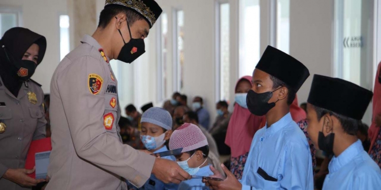 Kapolres Tulungagung saat memberikan sambutan kepada anak yatim. (Foto: dok. Polres Tulungagung)