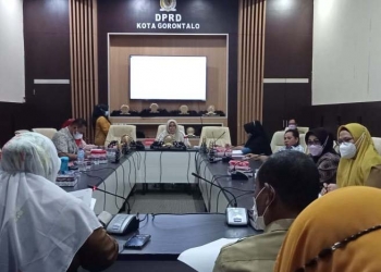 Rapat pansus III, DPRD kota Gorontalo, Senin (27/9/2021). (Foto: Sari/gopos)