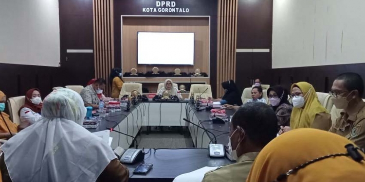 Rapat pansus III, DPRD kota Gorontalo, Senin (27/9/2021). (Foto: Sari/gopos)