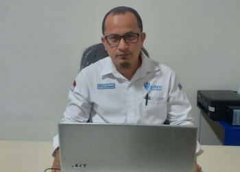 Kepala Bagian Hubungan Langganan Perumda Tirta Bulango, Anwar Badjarat saat diwawancarai diruangannya terkait peluncuran aplikasi Info Tirta Bulango. (Indra/Gopos)
