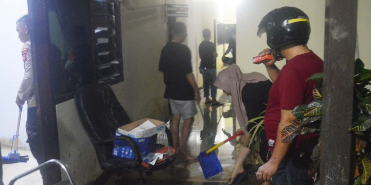 Beberapa anggota Kepolisian Polres Gorontalo saat membersihkan ruangan dan tempat kerja di Kantor Polres Gorontalo, Rabu (22/9/2021). (Foto: Putra/Gopos)
