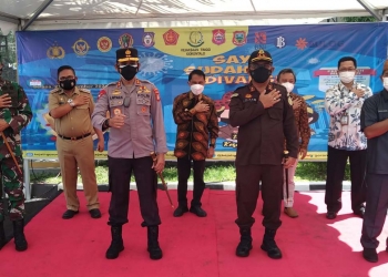 Sekretaris Daerah Darda Daraba (kanan) foto bersama dengan unsur forkopimda Gorontalo di sela sela pelaksanaan vaksinasi covid-19 di Kantor Kejaksaan Tinggi Gorontalo, Selasa (21/9/2021).  (Foto: Isam)
