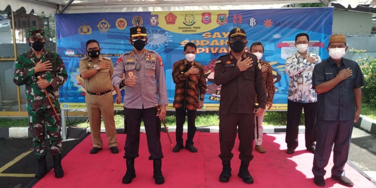 Sekretaris Daerah Darda Daraba (kanan) foto bersama dengan unsur forkopimda Gorontalo di sela sela pelaksanaan vaksinasi covid-19 di Kantor Kejaksaan Tinggi Gorontalo, Selasa (21/9/2021).  (Foto: Isam)