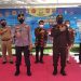Sekretaris Daerah Darda Daraba (kanan) foto bersama dengan unsur forkopimda Gorontalo di sela sela pelaksanaan vaksinasi covid-19 di Kantor Kejaksaan Tinggi Gorontalo, Selasa (21/9/2021).  (Foto: Isam)