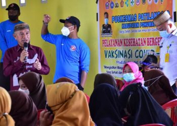 Bupati Pohuwato, Saipul Mbuinga, saat meninjau pelaksanaan vaksinasi di Aula Kantor Desa Balayo, Kamis  (23/9/2021).