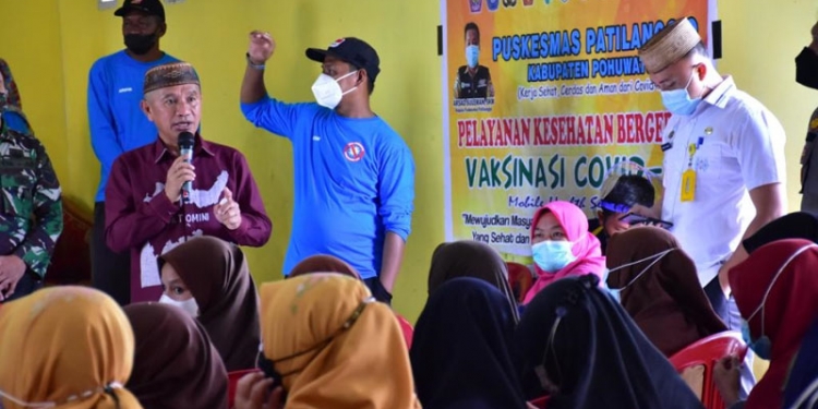 Bupati Pohuwato, Saipul Mbuinga, saat meninjau pelaksanaan vaksinasi di Aula Kantor Desa Balayo, Kamis  (23/9/2021).