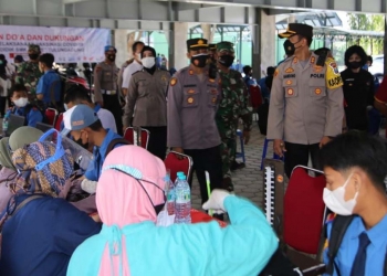 Kapolres Tulungagung saat memantau tenaga medis yang memberikan suntikan vaksin kepada siswa SMK Sore Tulungagung, Rabu (22/9/2021). (Foto: dok. Polres Tulungagung)