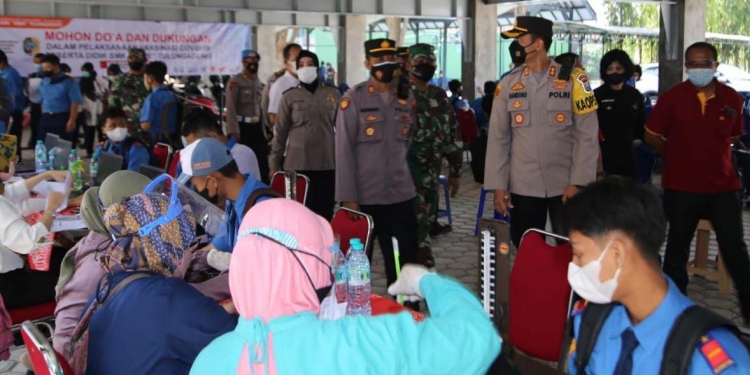 Kapolres Tulungagung saat memantau tenaga medis yang memberikan suntikan vaksin kepada siswa SMK Sore Tulungagung, Rabu (22/9/2021). (Foto: dok. Polres Tulungagung)
