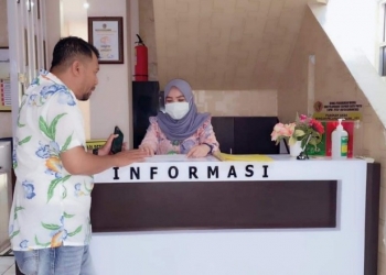 Petugas DPM-PTSP Kota Gorontalo saat melayani masyarakat. Foto (Diskominfo Kota Gorontalo