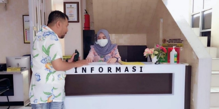 Petugas DPM-PTSP Kota Gorontalo saat melayani masyarakat. Foto (Diskominfo Kota Gorontalo
