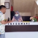Petugas DPM-PTSP Kota Gorontalo saat melayani masyarakat. Foto (Diskominfo Kota Gorontalo