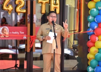 Wali Kota Gorontalo, Marten Taha saat memberikan sambutan pada grand opening KFC di Kota Gorontalo. Foto (Ari/Gopos