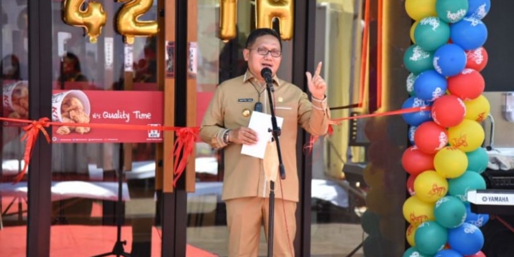 Wali Kota Gorontalo, Marten Taha saat memberikan sambutan pada grand opening KFC di Kota Gorontalo. Foto (Ari/Gopos