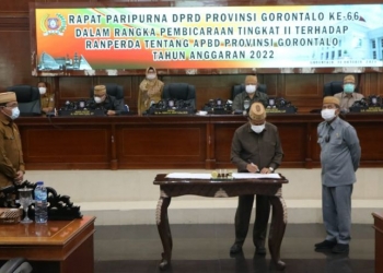 Ketua DPRD Provinsi Gorontalo, Paris Jusuf saat menandatangi Ranperda APBD disaksikan Sekretaris Daerah Provinsi Gorontalo, Darda Daraba. Foto Istimewa