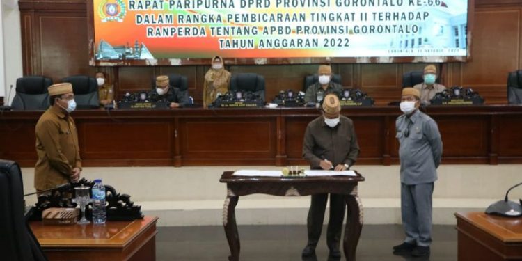 Ketua DPRD Provinsi Gorontalo, Paris Jusuf saat menandatangi Ranperda APBD disaksikan Sekretaris Daerah Provinsi Gorontalo, Darda Daraba. Foto Istimewa