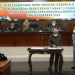Ketua DPRD Provinsi Gorontalo, Paris Jusuf saat menandatangi Ranperda APBD disaksikan Sekretaris Daerah Provinsi Gorontalo, Darda Daraba. Foto Istimewa