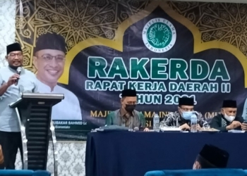 Kang Adnan saat menyampaikan usulan program kerja pada Rakerda MUI Provinsi Gorontalo di Hotel eljie syariah. Foto (Ari/Gopos