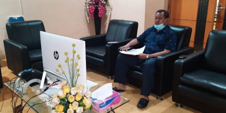 Ketua DPRD Provinsi Gorontalo, Paris Jusuf saat mengikuti rapat Forkopimda. Foto istimewa