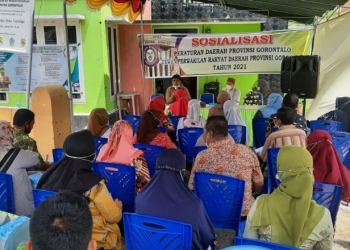 Anggota DPRD Provinsi Gorontalo, Adnan Entengo saat melakukan sosialisasi Perda kepada masyarakat. Foto istimewa