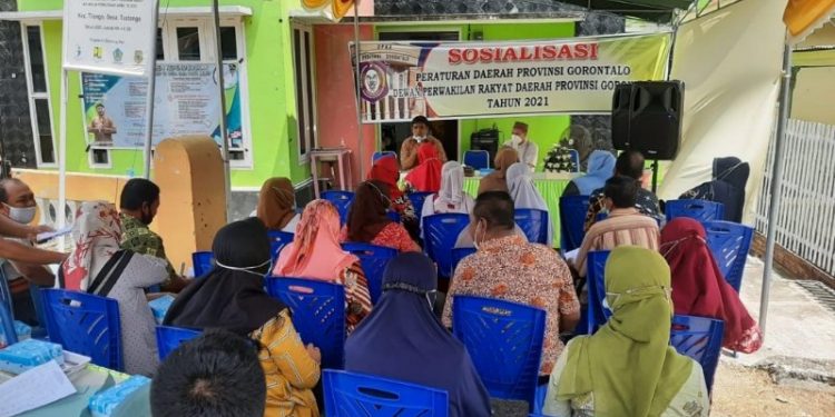 Anggota DPRD Provinsi Gorontalo, Adnan Entengo saat melakukan sosialisasi Perda kepada masyarakat. Foto istimewa