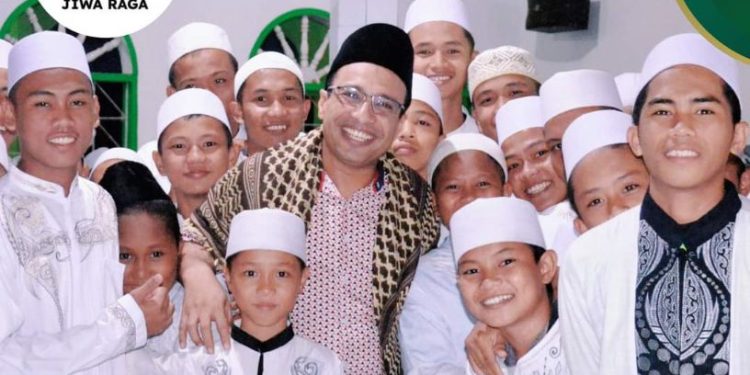 Ketua MUI Provinsi Gorontalo, Abdurahman Abubakar Bahmid saat bersama santri. Foto istimewa