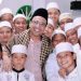 Ketua MUI Provinsi Gorontalo, Abdurahman Abubakar Bahmid saat bersama santri. Foto istimewa
