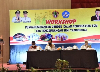 Wali Kota Gorontalo, Marten Taha saat memberikan workshop Pengarusutamaan Gender dalam peningkatan SDM dan pengembangan seni tradisional di Makassar, Selasa (26/10/2021). Foto (Diskominfo Kota Gorontalo