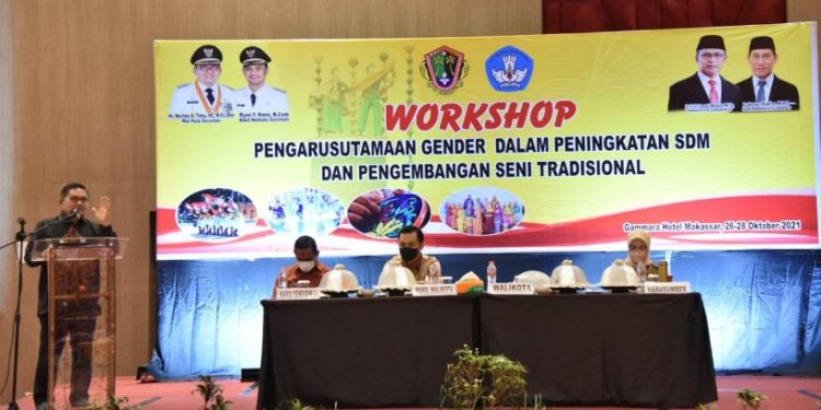 Wali Kota Gorontalo, Marten Taha saat memberikan workshop Pengarusutamaan Gender dalam peningkatan SDM dan pengembangan seni tradisional di Makassar, Selasa (26/10/2021). Foto (Diskominfo Kota Gorontalo