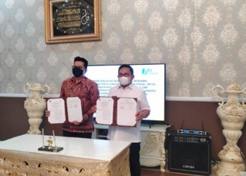 Wali Kota Gorontalo bersama pihak Ketenagakerjaan usai melakukan penandatanganan kerja sama di Rumah Dinas Wali Kota Gorontalo. Foto (Diskominfo Kota Gorontalo