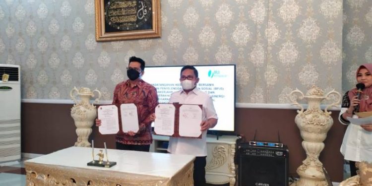 Wali Kota Gorontalo bersama pihak Ketenagakerjaan usai melakukan penandatanganan kerja sama di Rumah Dinas Wali Kota Gorontalo. Foto (Diskominfo Kota Gorontalo