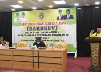 Wali Kota Gorontalo, Marten Taha saat memberikan sambutan pada Rapat Koordinasi dan Evaluasi (Rakorev) pajak bumi dan bangunan pedesaan dan perkotaan selang Triwulan III tahun 2021, Kamis (28/10/2021). Foto (Diskominfo Kota Gorontalo