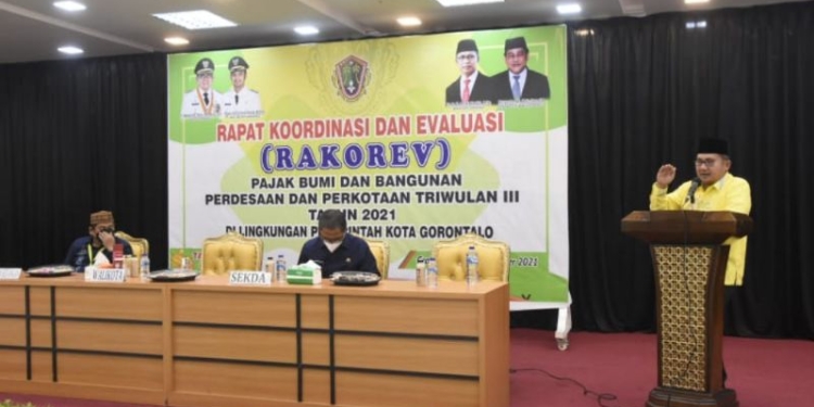 Wali Kota Gorontalo, Marten Taha saat memberikan sambutan pada Rapat Koordinasi dan Evaluasi (Rakorev) pajak bumi dan bangunan pedesaan dan perkotaan selang Triwulan III tahun 2021, Kamis (28/10/2021). Foto (Diskominfo Kota Gorontalo
