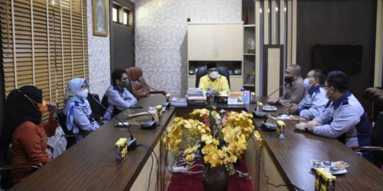 Wali Kota Gorontalo, Marten taha saat menerima Audiensi Dinas BPSK Gorontalo di Rumah Dinas. Foto (Diskominfo Kota Gorontalo