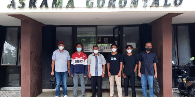 Ketua DPRD Provinsi Gorontalo saat meninjau Asrama Mahasiswa Gorontalo di Manado. Foto istimewa