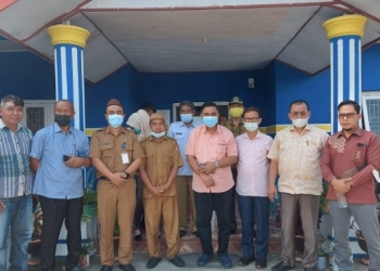 Ketua Komisi I DPRR Provinsi Gorontalo, AW Thalib saat melakukan memonitoring keikutsertaan peserta vaksinasi di Desa Pauwo, Kabila, Bone Bolango, Rabu (27/10/2021). Foto istimewa