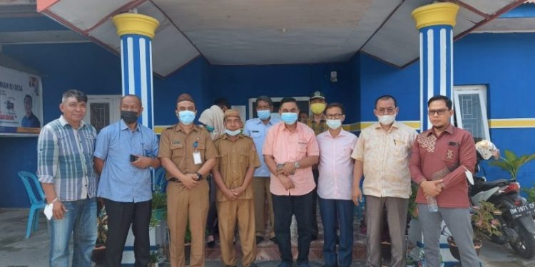 Ketua Komisi I DPRR Provinsi Gorontalo, AW Thalib saat melakukan memonitoring keikutsertaan peserta vaksinasi di Desa Pauwo, Kabila, Bone Bolango, Rabu (27/10/2021). Foto istimewa