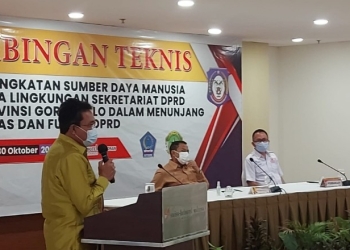 Sekretaris DPRD Provinsi Gorontalo, Mitran Tuna saat memberikan sambutan pada kegiatan Bimtek di Manado. Foto istimewa