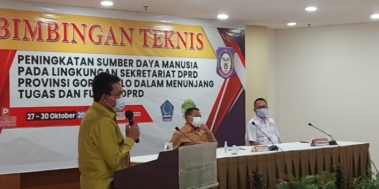 Sekretaris DPRD Provinsi Gorontalo, Mitran Tuna saat memberikan sambutan pada kegiatan Bimtek di Manado. Foto istimewa