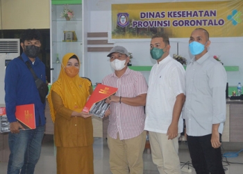 DUGAAN MALAPRAKTIK - Pihak keluarga korban pasien dugaan malapraktik di RS Multazam Gorontalo saat memberikan aduan ke Pihak Dinas Kesehatan Provinsi Gorontalo, Aula Kantor Dinas Kesehatan Provinsi Gorontalo, Senin (18/10/2021). Foto : Putra/Gopos).