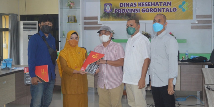 DUGAAN MALAPRAKTIK - Pihak keluarga korban pasien dugaan malapraktik di RS Multazam Gorontalo saat memberikan aduan ke Pihak Dinas Kesehatan Provinsi Gorontalo, Aula Kantor Dinas Kesehatan Provinsi Gorontalo, Senin (18/10/2021). Foto : Putra/Gopos).