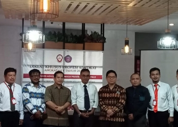 Pengurus Dewan Pimpinan Daerah (DPD) Kongres Advokat Indonesia (KAI) Provinsi Gorontalo, bersama peserta Diklat Khusus Provesi Advokat, Sabtu (9/20/2021). Foto : Sari/gopos