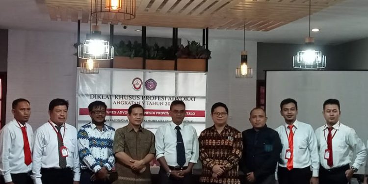 Pengurus Dewan Pimpinan Daerah (DPD) Kongres Advokat Indonesia (KAI) Provinsi Gorontalo, bersama peserta Diklat Khusus Provesi Advokat, Sabtu (9/20/2021). Foto : Sari/gopos