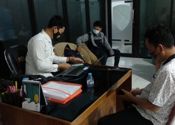 Satreskrim Polres Gorontalo saat melakukan pemeriksaan kepada terlapor Revin Pakaya/Satreskrim Polres Gorontalo